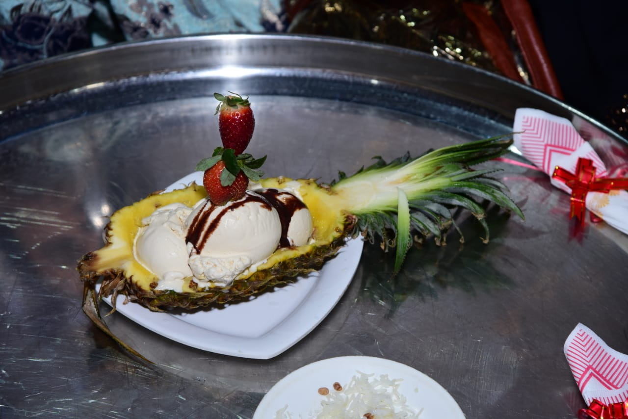 Vanilla cream with pineapple ice cream